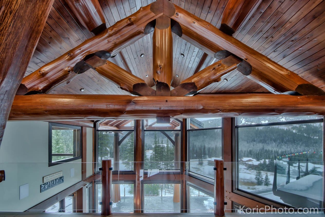 roof-beams-of-log-home